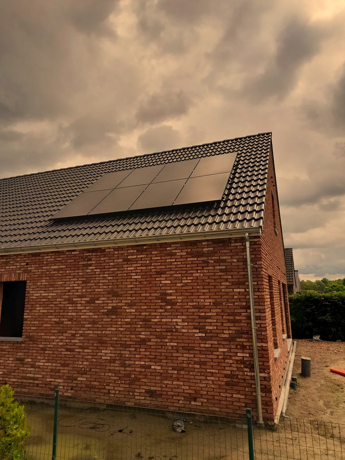 Zonnepanelen op een bakstenen woning