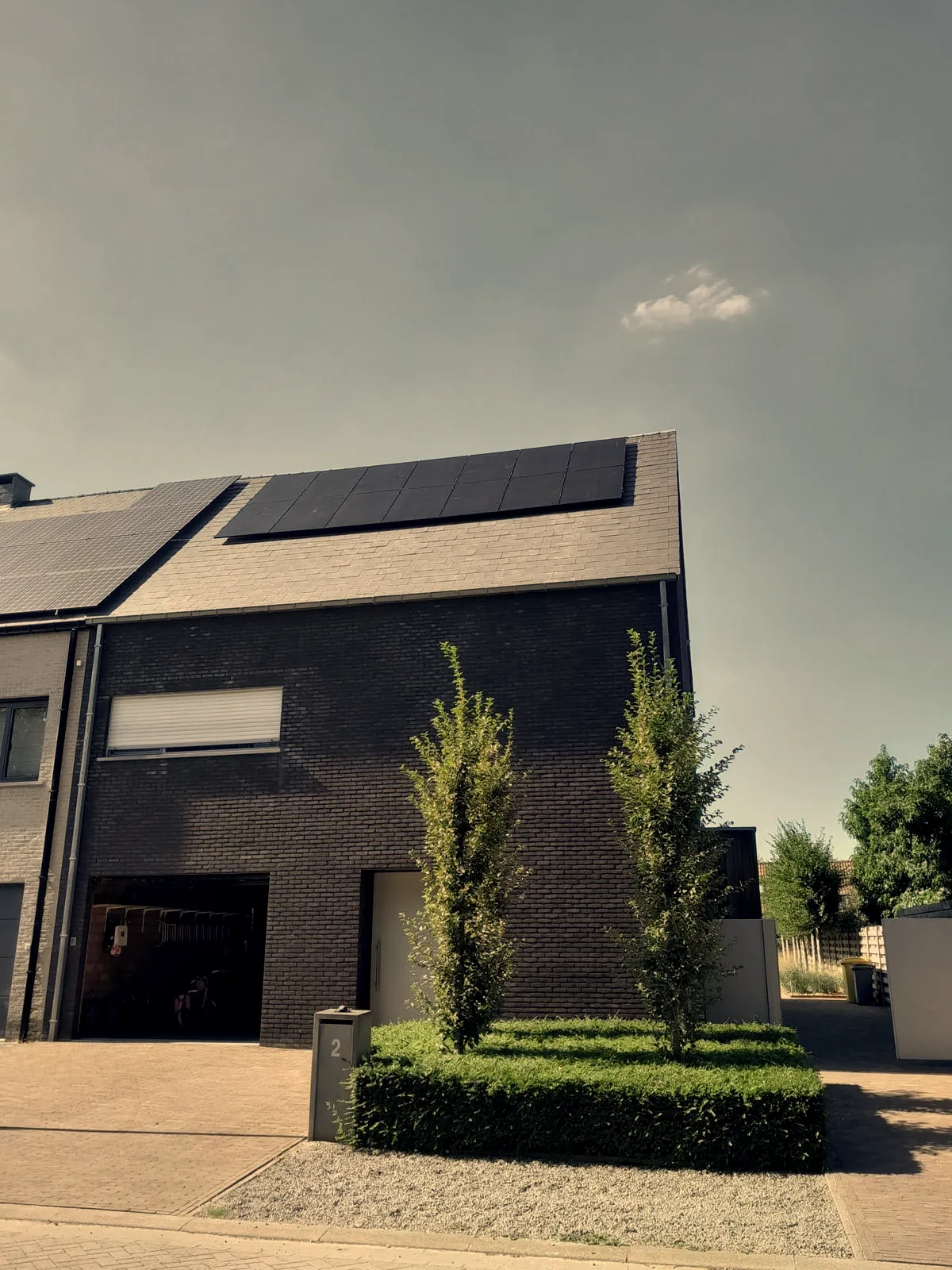 Zonnepanelen op een moderne woning