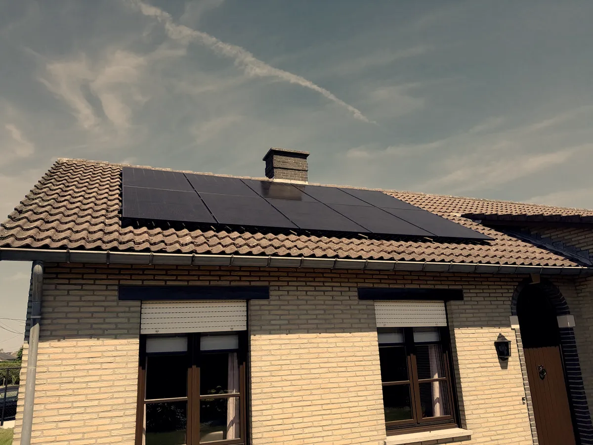 Zonnepanelen op een woning met een pannendak