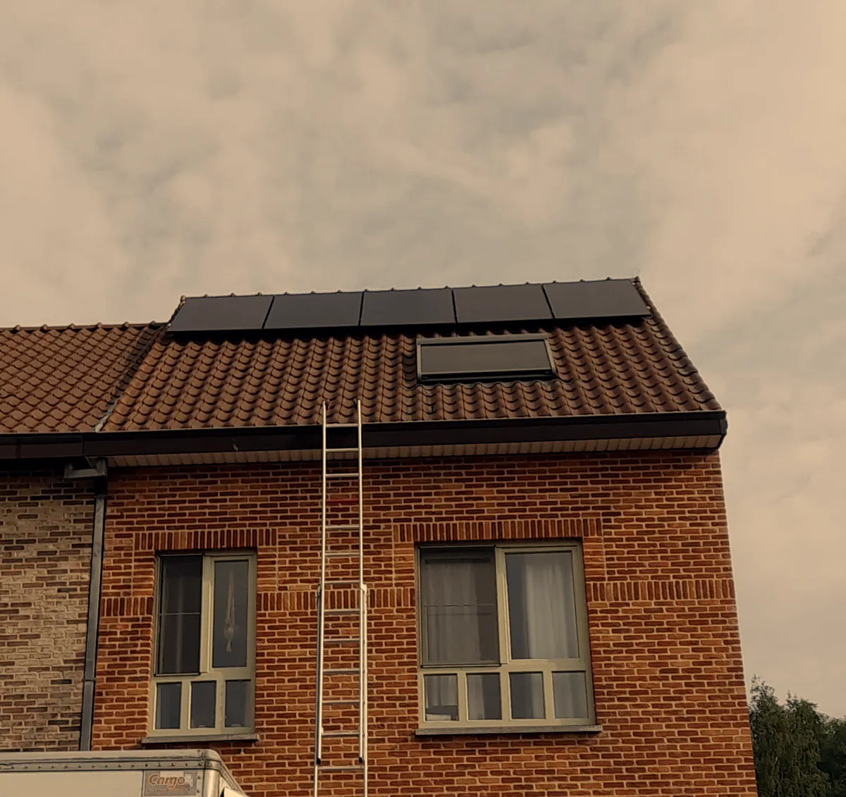 Zonnepanelen op een woning met een roodbruin pannendak