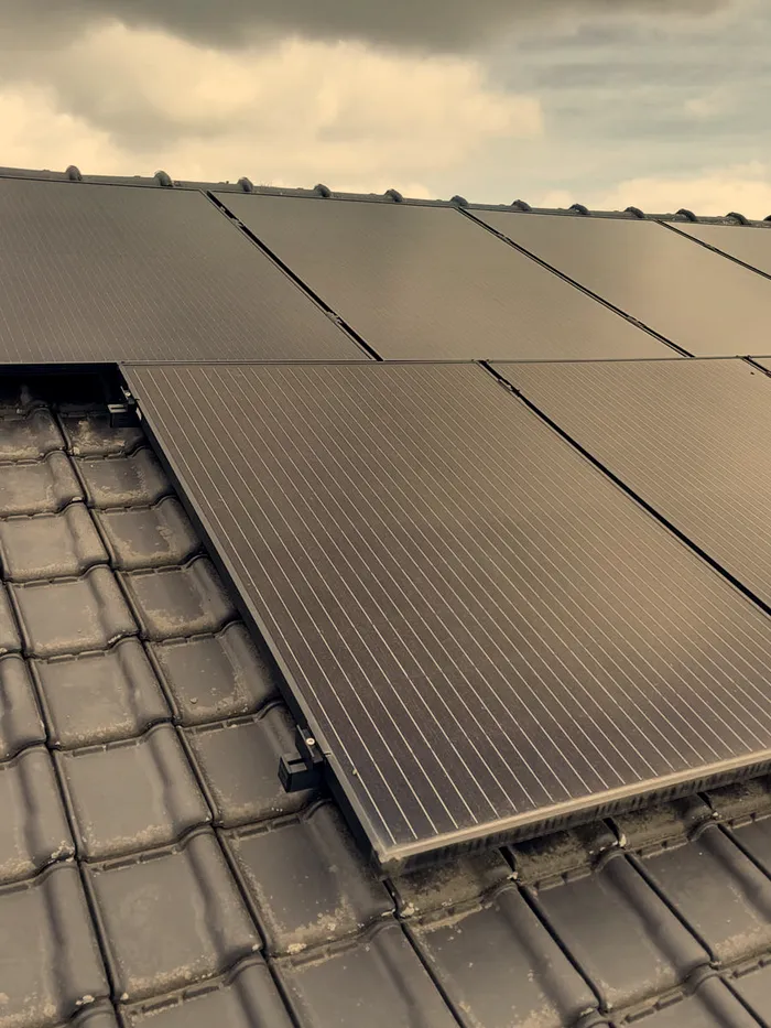 Close-up van zonnepanelen op een pannendak