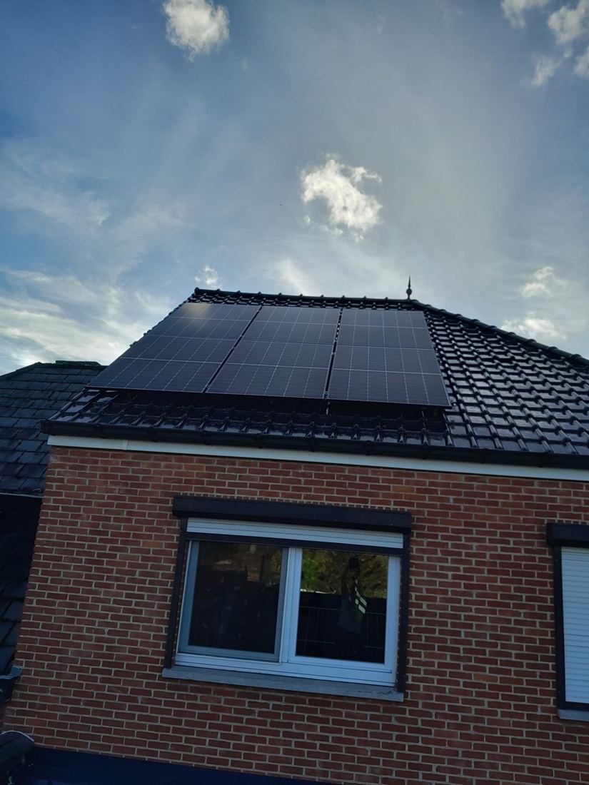 Zonnepanelen op een hellend dak