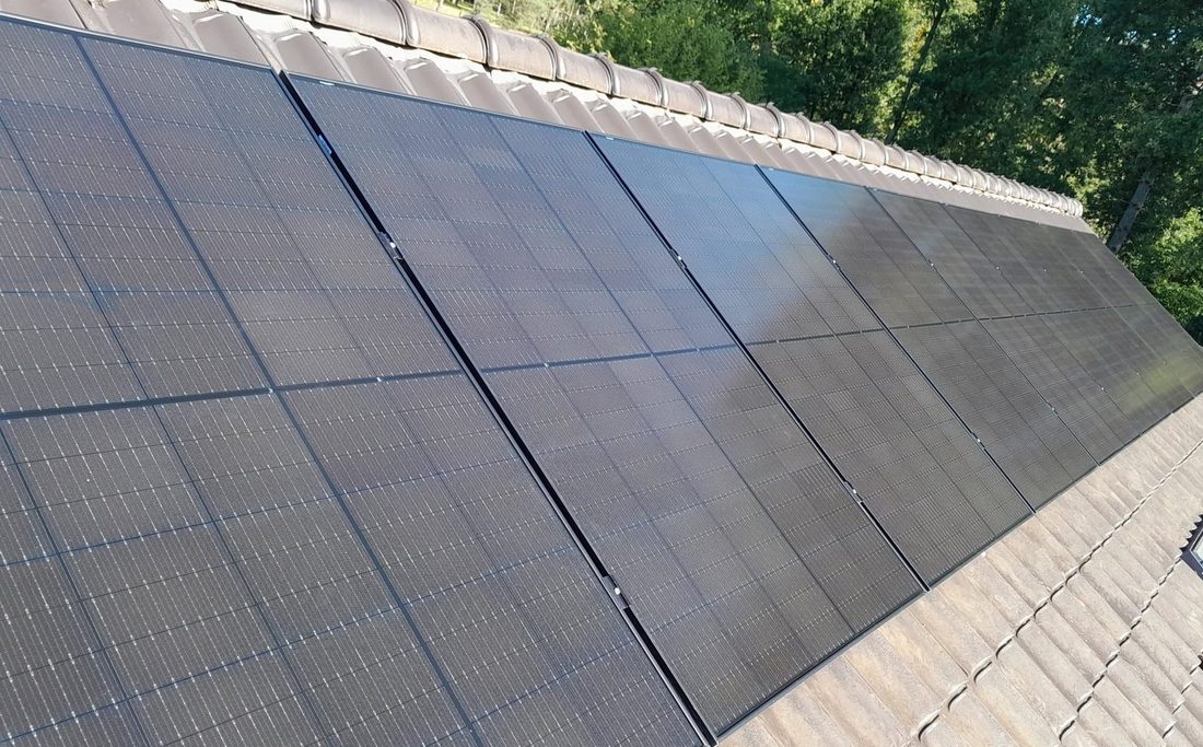 Zwarte zonnepanelen in close-up