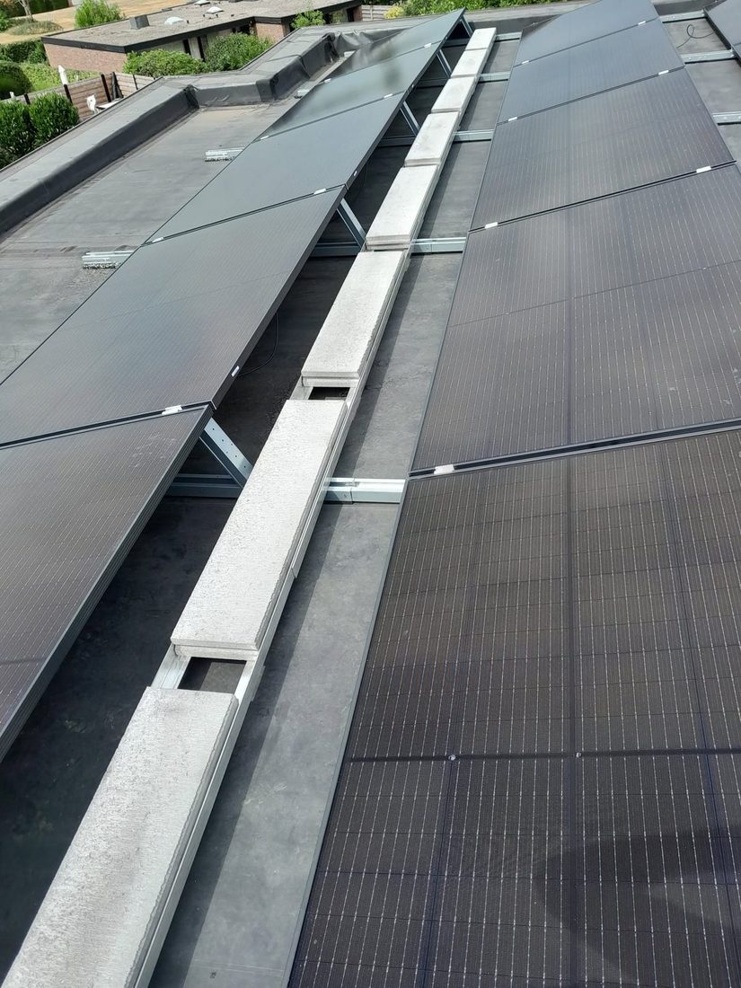 Zonnepanelen op een plat dak in close-up