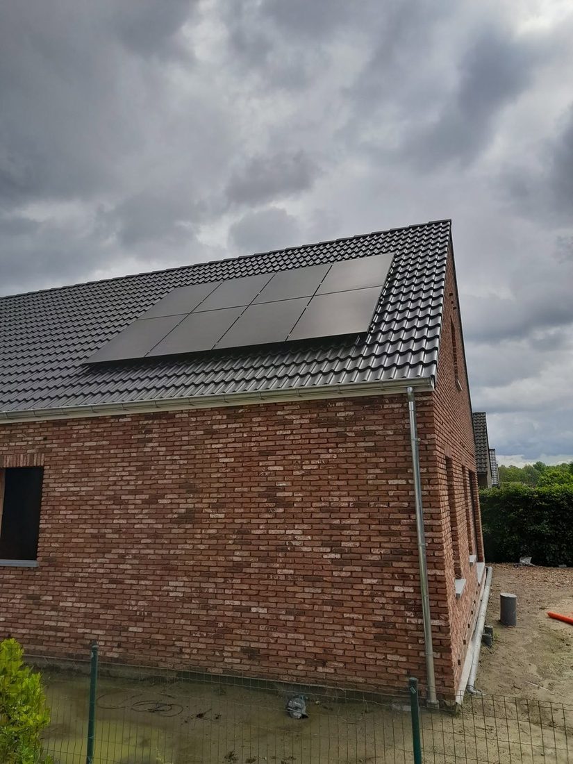 Zonnepanelen op een woning in baksteen