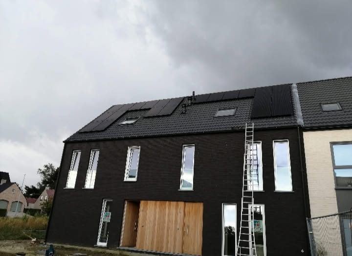 Zonnepanelen op een nieuwbouwwoning